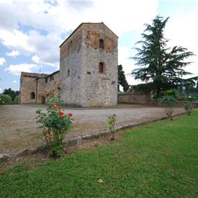 6 Bedroom Villa with Pool near San Gimignano, Sleeps 12